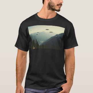 Gruppe von UFOs fliegt über Berge 80er Retro-Foto T-Shirt