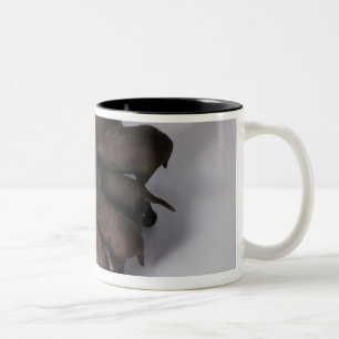 Gruppe Welpen mit Köpfen zusammen Zweifarbige Tasse