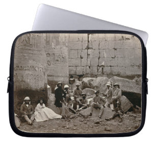 Gruppieren Sie Fotografie im Hall der Spalten, Laptopschutzhülle
