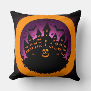 Gruselige Halloween-Silhouette eines Spukschlosses Kissen