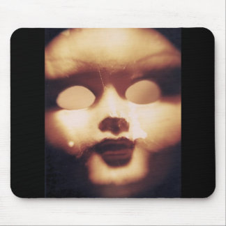 Gruselige Puppe Mousepad