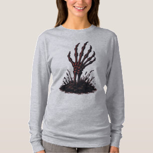 Gruselige Skeletthand, die aus dem Boden ragt T-Shirt