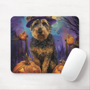 Gruseliger Airedale Halloween-Hexe und Kürbis Mousepad