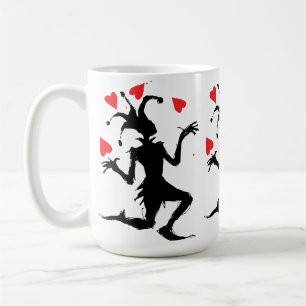 Gruseliger Clown spielt mit Herzen Kaffeetasse