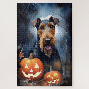 Gruseliger Halloween-Airedale mit Kürbissen
