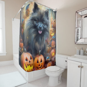 Gruseliger Keeshond mit Kürbissen an Halloween Duschvorhang