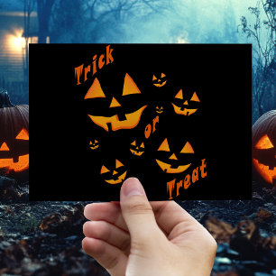 Gruseliger Schein: Kürbisgesicht und Süßes oder Sa Postkarte