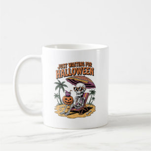 Gruseliger Sommer-Skelett, das nur auf Halloween w Kaffeetasse