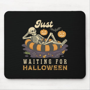 Gruseliger Sommer-Skelett, das nur auf Halloween w Mousepad