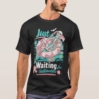 Gruseliger Sommer-Strandskelett, das nur auf Hallo T-Shirt