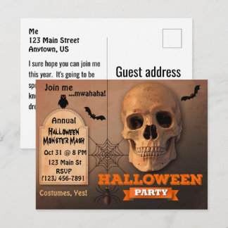 Gruseliger Totenkopf, Fledermäuse und Halloween-Sp Einladungspostkarte