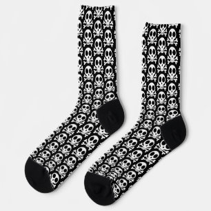 gruseliger Totenschädel auf schwarzem Hintergrund Socken