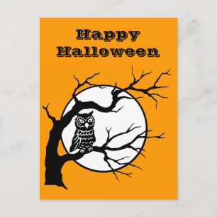 Gruseliger Uhu auf kahlem Baum-Silhouette Hallowee Postkarte