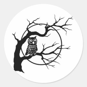 Gruseliger Uhu auf kahlem Baum-Silhouette Hallowee Runder Aufkleber