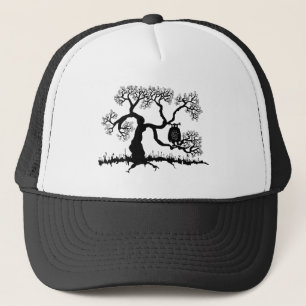 Gruseliger Uhu im Baum Truckerkappe