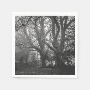 Gruseliger Wald Schwarzweiß-Fotografie Serviette