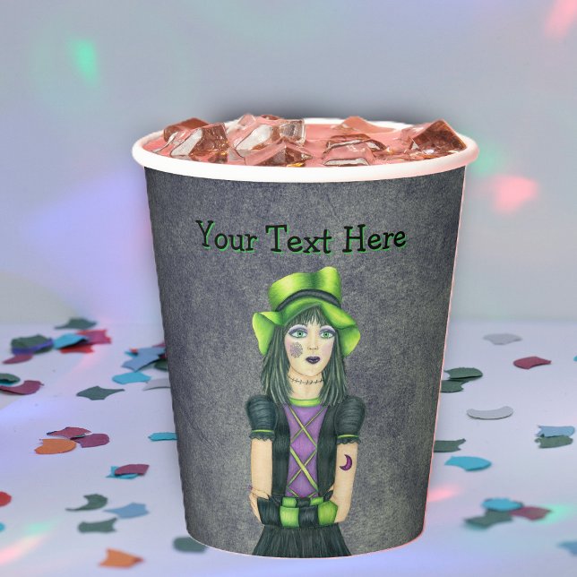Gruseliges Gothic-Mädchen-Tattoos Grüne Mütze Leuc Pappbecher (Cute Goth girl green hat black and purple dress tattoos on grey paper party drink cup.)