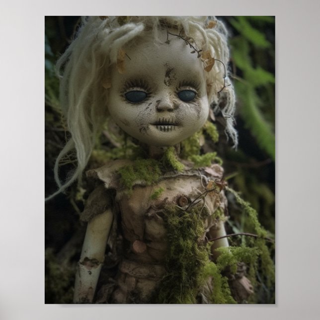 Gruselpuppe im Wald Poster (Vorne)