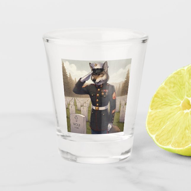 grüßender Marine Corps Wolf  Schnapsglas (Vorderseite)