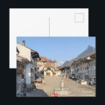 Gruyères, Schweiz Postkarte<br><div class="desc">Gruyères, Schweiz. Perfekte Postkarte, um Ihren Lieben Gruyères aus den schönen Gruyères Grüße zu schicken. Das ist eine malerische mittelalterliche Stadt im Kanton Freiburg in der Schweiz. Es ist bekannt für seine gut erhaltene Altstadt, die mit reizenden Kopfsteinpflasterstraßen, farbenfrohen Häusern und zahlreichen historischen Sehenswürdigkeiten, darunter das Schloss von Gruyères und...</div>