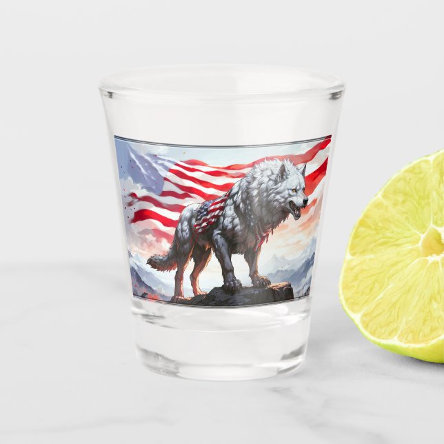 "Guardian of Freedom: The Patriotic Wolf" Schnapsglas (Vorderseite)