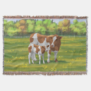 Guernsey Kuh & Niedlich Calf im Sommer Weide Decke