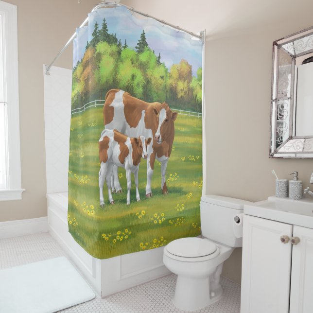 Guernsey Kuh & Niedlich Calf im Sommer Weide Duschvorhang (Beispiel)
