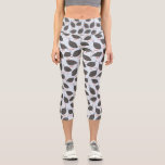 Guinea Fowl Bird Muster Blau Capri Leggings<br><div class="desc">Eine lustige Guinea Hen Vogelmuster auf einem hellblauen Hintergrund. Originelle Kunst von Nic Squirrell.</div>