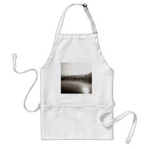 Gulets Ethereal in Gray Sailboat Malerei Schürze