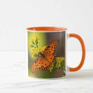 Gulf-Fritillarie oder Passionsfalter auf Goldrute Tasse