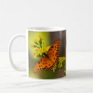 Gulf-Fritillary oder Passionsfalter auf Goldrute Kaffeetasse
