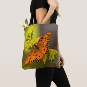 Gulf-Fritillary oder Passionsfalter auf Goldrute Tasche