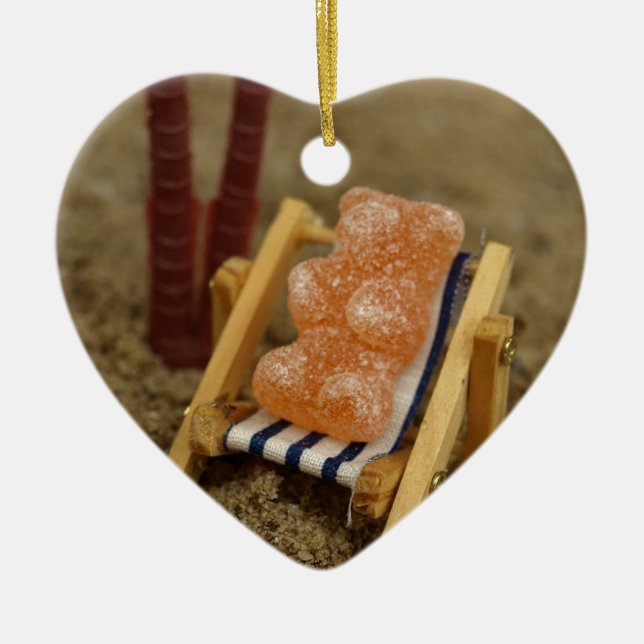 Gummiartiger Bär, der auf Strand sich entspannt Keramikornament (Vorne)