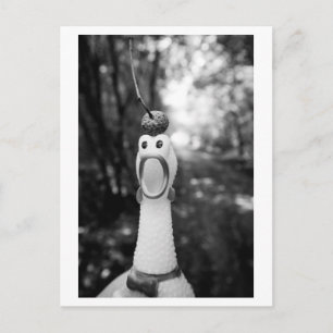 Gummihuhn im Wald Postkarte