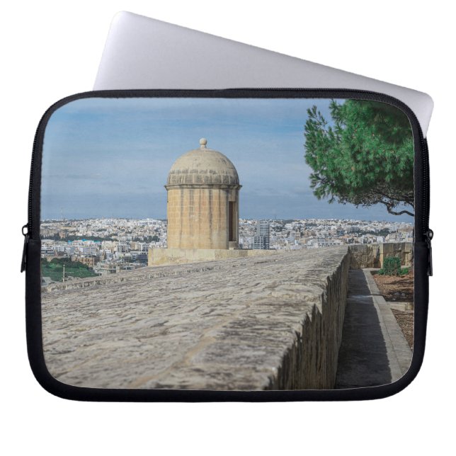 Gun turret auf alten Stadtmauern in Valletta, Malt Laptopschutzhülle (Vorderseite)