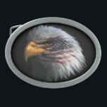 Gürtelschnalle mit<br><div class="desc">Zeigen Sie Ihr ein wahres patroit, wenn Sie diese kundenspezifische Gürtelschnalle mit der amerikanischen Flagge auf dem Gesicht des Adlers tragen.</div>