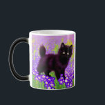 Gustav Klimt Black Kitten Verwandlungstasse<br><div class="desc">Magische Tasse mit einem schwarzen Kätzchen von Gustav Klimt! Diese große mit Augen Schönheit Posen in einem grünen Feld von violetten Blumen. Ein nachdenkliches Geschenk für Katzenliebhaber und österreichische Kunstliebhaber!</div>