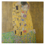 Gustav Klimt Der Kiss Fliese<br><div class="desc">Der Kiss ist das berühmteste und berühmteste Gemälde von Gustav Klimt. Es ist ein wunderschönes goldenes Gemälde von einem Paar tief in der Liebe, das einen romantischen Moment eines leidenschaftlichen Kusses teilt. Holen Sie sich Ihre hochwertigen Geschenkideen und wunderbare Produkte mit diesem wunderbaren Meisterwerk. Karo in unserem Shop vor weiteren...</div>