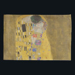 Gustav Klimt Der Kiss Kissenbezug<br><div class="desc">Der Kiss ist das berühmteste und berühmteste Gemälde von Gustav Klimt. Es ist ein wunderschönes goldenes Gemälde von einem Paar tief in der Liebe, das einen romantischen Moment eines leidenschaftlichen Kusses teilt. Holen Sie sich Ihre hochwertigen Geschenkideen und wunderbare Produkte mit diesem wunderbaren Meisterwerk. Karo in unserem Shop vor weiteren...</div>
