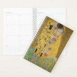 Gustav Klimt Der Kiss Planer<br><div class="desc">Der Kiss ist das berühmteste und berühmteste Gemälde von Gustav Klimt. Es ist ein wunderschönes goldenes Gemälde von einem Paar tief in der Liebe, das einen romantischen Moment eines leidenschaftlichen Kusses teilt. Holen Sie sich Ihre hochwertigen Geschenkideen und wunderbare Produkte mit diesem wunderbaren Meisterwerk. Karo in unserem Shop vor weiteren...</div>