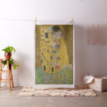 Gustav Klimt Der Kiss Stoff<br><div class="desc">Der Kiss ist das berühmteste und berühmteste Gemälde von Gustav Klimt. Es ist ein wunderschönes goldenes Gemälde von einem Paar tief in der Liebe, das einen romantischen Moment eines leidenschaftlichen Kusses teilt. Holen Sie sich Ihre hochwertigen Geschenkideen und wunderbare Produkte mit diesem wunderbaren Meisterwerk. Karo in unserem Shop vor weiteren...</div>