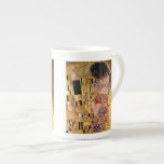 Gustav Klimt: Der Kuss (Detail) Prozellantasse<br><div class="desc">Eine schöne klassische Knochen-China-Tasse,  die ein romantisches Paar teilt einen Kuss,  gemalt vom österreichischen Symbolistmaler Gustav Klimt kennzeichnet.</div>