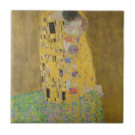 Gustav Klimt "Der Kuss" Fliese<br><div class="desc">Gustav Klimts Meisterwerk: "Der Kuss". "Der Kuss", erschaffen vom österreichischen Maler Gustav Klimt. Es gilt als sein berühmtestes Werk. Er malte es zwischen den Jahren 1907 und 1908, die der Höhepunkt seiner "Goldenen Periode"waren, als er eine Reihe von Werken malte, die Goldblatt verwendeten. Österreich betrachtet "The Kiss" als nationalen Schatz....</div>