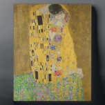 Gustav Klimt "Der Kuss" Fotoplatte<br><div class="desc">Gustav Klimts Meisterwerk: "Der Kuss". "Der Kuss", erstellt vom österreichischen Maler Gustav Klimt. Es gilt als sein berühmtestes Werk. Er malte es zwischen den Jahren 1907 und 1908, die den Höhepunkt seiner "Goldenen Periode" bildeten, als er eine Reihe von Werken malte, die Blattgold verwendeten. Österreich betrachtet "The Kiss" als nationalen...</div>