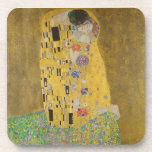 Gustav Klimt "Der Kuss" Getränkeuntersetzer<br><div class="desc">Gustav Klimts Meisterwerk: "Der Kuss". "Der Kuss", erstellt vom österreichischen Maler Gustav Klimt. Es gilt als sein berühmtestes Werk. Er malte es zwischen den Jahren 1907 und 1908, die den Höhepunkt seiner "Goldenen Periode" bildeten, als er eine Reihe von Werken malte, die Blattgold verwendeten. Österreich betrachtet "The Kiss" als nationalen...</div>