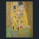 Gustav Klimt "der Kuss " Notizblock<br><div class="desc">S-Meisterwerk Gustav Klimt ': "Der Kuss". "Der Kuss, " schuf durch den österreichischen Maler Gustav Klimt. Er hat betrachtet, um seine berühmteste Arbeit zu sein. Er malte ihn zwischen den Jahren 1907 und 1908, die der Höhepunkt seines "goldenen Zeitraums waren, " als malte er einige Arbeiten, die Goldblatt verwenden. Österreich...</div>