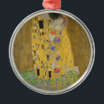 Gustav Klimt "Der Kuss" Silbernes Ornament<br><div class="desc">Gustav Klimts Meisterwerk: "Der Kuss". "Der Kuss", erstellt vom österreichischen Maler Gustav Klimt. Es gilt als sein berühmtestes Werk. Er malte es zwischen den Jahren 1907 und 1908, die den Höhepunkt seiner "Goldenen Periode" bildeten, als er eine Reihe von Werken malte, die Blattgold verwendeten. Österreich betrachtet "The Kiss" als nationalen...</div>