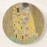 Gustav Klimt "Der Kuss" Untersetzer<br><div class="desc">Gustav Klimts Meisterwerk: "Der Kuss". "Der Kuss", erstellt vom österreichischen Maler Gustav Klimt. Es gilt als sein berühmtestes Werk. Er malte es zwischen den Jahren 1907 und 1908, die den Höhepunkt seiner "Goldenen Periode" bildeten, als er eine Reihe von Werken malte, die Blattgold verwendeten. Österreich betrachtet "The Kiss" als nationalen...</div>