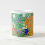 Gustav Klimt Flower Garden Jumbo-Tasse<br><div class="desc">Kaffeemaschine mit dem Ölgemälde Blütengarten von Gustav Klimt (1906). Ein schöner Garten mit lila, roten, weißen, blauen und orangefarbenen Blume. Ein großartiges Geschenk für Jugendliche und österreichische Kunstliebhaber.</div>