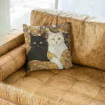 Gustav Klimt Inspirierte zwei Katzen im Bett Kissen<br><div class="desc">Fügen Sie eine Touch künstlerischer Eleganz in Ihr Dekor mit diesem Gustav Klimt Inspiriert "Zwei Katzen im Bett" wirbelkissen. Dieses Kissendesign ehrt Klimts renommierte Kunstwerke und besticht durch seine wunderschöne Atmosphäre. Die aufwändigen Muster und die luxuriösen Farbtöne schaffen ein visuell faszinierendes und harmonisches Stück und machen es zu einem perfekten...</div>